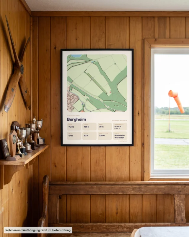 Poster Bergheim im Stil Clay: Clubheim – Holzwand, Propeller, Windsack
