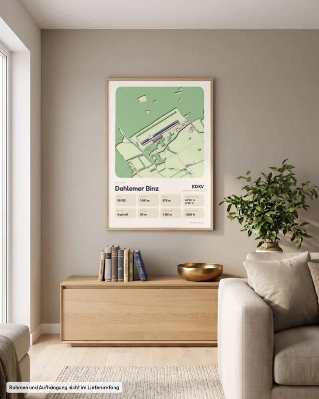 Poster Dahlemer Binz im Stil Clay: Wohnzimmer – Sideboard mit Fliegerbüchern, Eiche