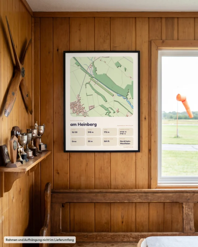Poster am Heinberg im Stil Clay: Clubheim – Holzwand, Propeller, Windsack