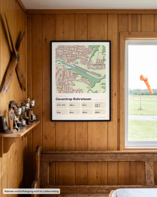 Poster Oeventrop Ruhrwiesen im Stil Clay: Clubheim – Holzwand, Propeller, Windsack