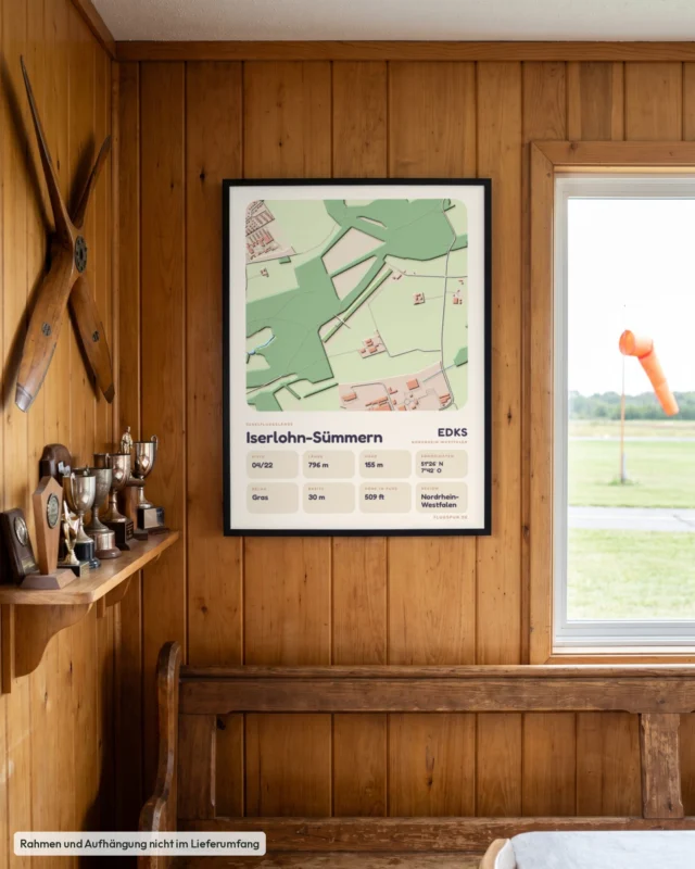 Poster Iserlohn-Sümmern im Stil Clay: Clubheim – Holzwand, Propeller, Windsack