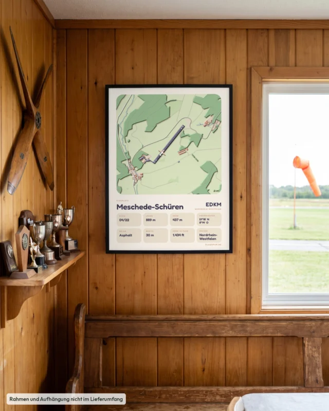 Poster Meschede-Schüren im Stil Clay: Clubheim – Holzwand, Propeller, Windsack