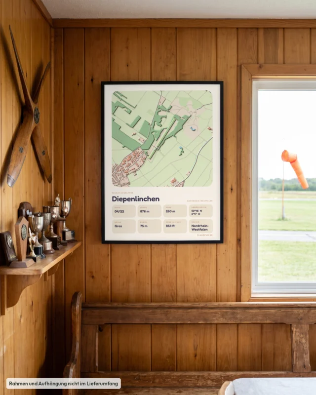 Poster Diepenlinchen im Stil Clay: Clubheim – Holzwand, Propeller, Windsack