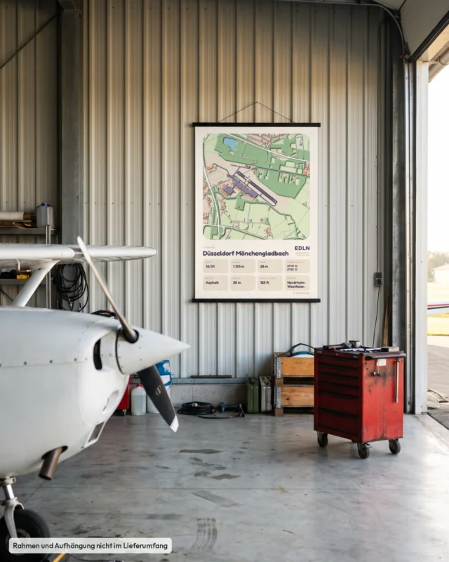 Poster Düsseldorf Mönchengladbach im Stil Clay: Hangar Motorflug – Cessna-Nase, Posterleiste