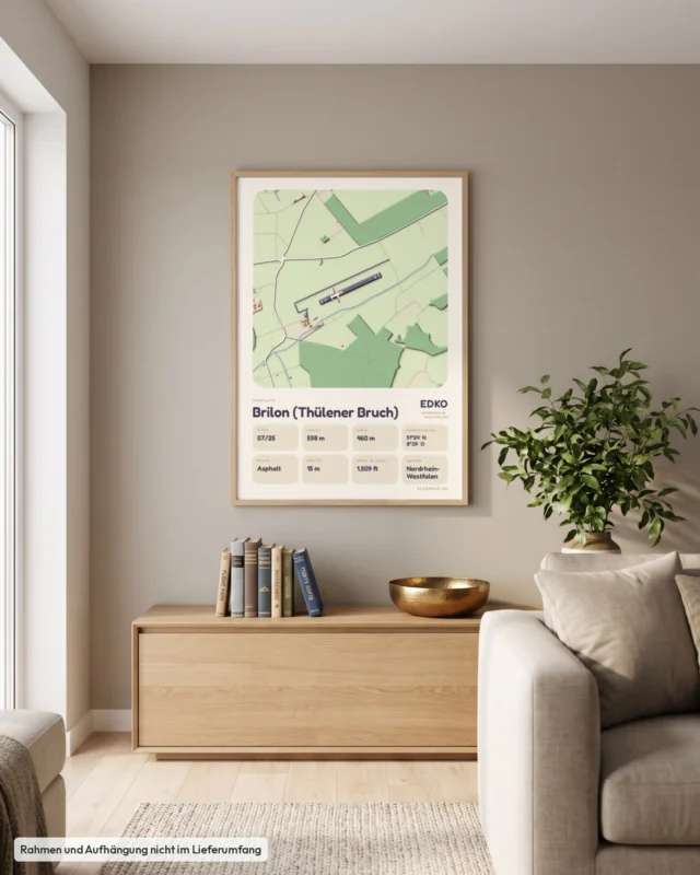 Poster Brilon (Thülener Bruch) im Stil Clay: Wohnzimmer – Sideboard mit Fliegerbüchern, Eiche