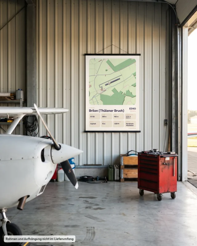 Poster Brilon (Thülener Bruch) im Stil Clay: Hangar Motorflug – Cessna-Nase, Posterleiste
