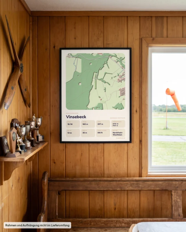 Poster Vinsebeck im Stil Clay: Clubheim – Holzwand, Propeller, Windsack
