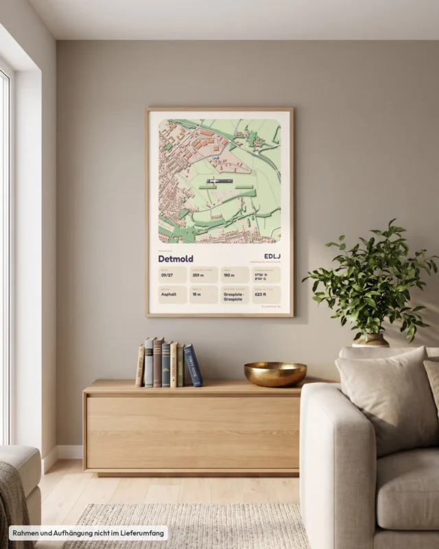 Poster Detmold im Stil Clay: Wohnzimmer – Sideboard mit Fliegerbüchern, Eiche