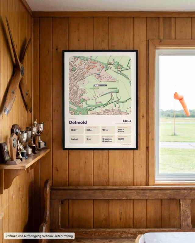 Poster Detmold im Stil Clay: Clubheim – Holzwand, Propeller, Windsack