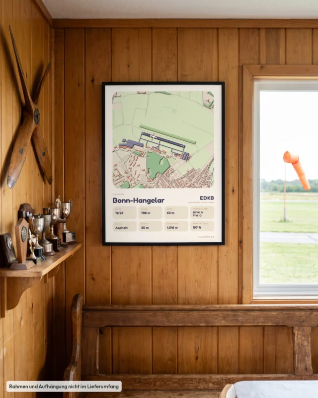 Poster Bonn-Hangelar im Stil Clay: Clubheim – Holzwand, Propeller, Windsack