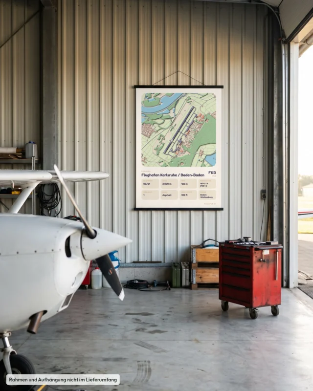 Poster Flughafen Karlsruhe/Baden-Baden (FKB/EDSB) im Hangar, Stil Clay