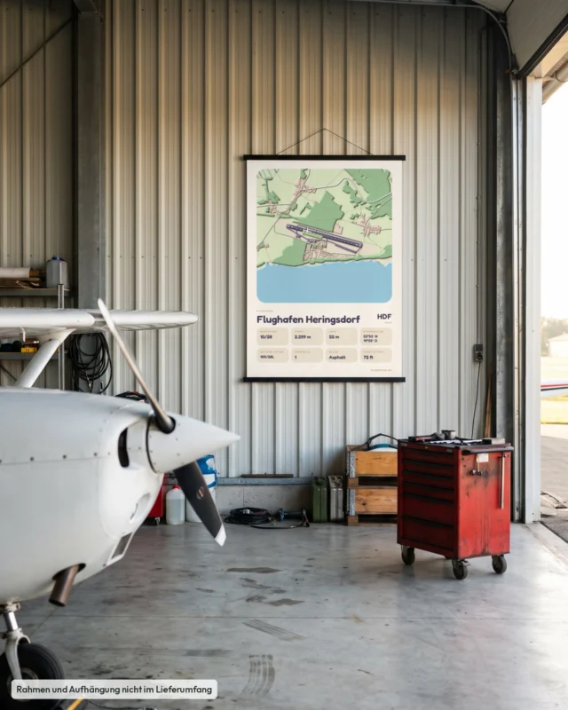 Poster Flughafen Heringsdorf (HDF/EDAH) im Hangar, Stil Clay