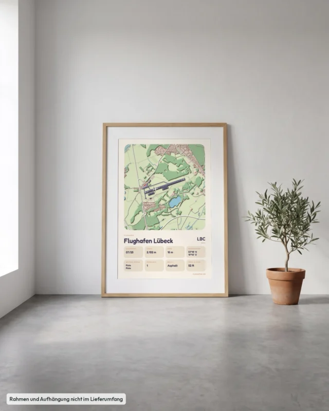 Poster Flughafen Lübeck-Blankensee (LBC/EDHL) gerahmt, an die Wand gelehnt, Stil Clay