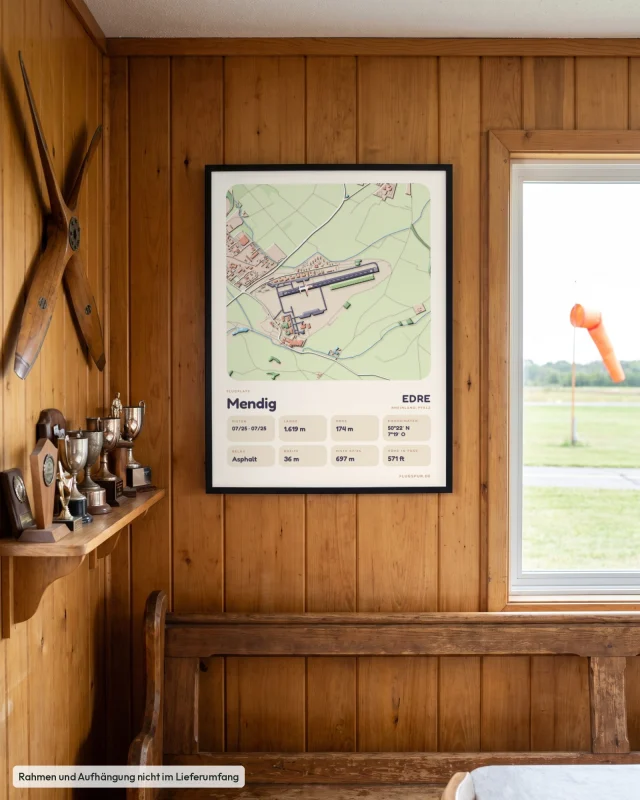 Poster Mendig im Stil Clay: Clubheim – Holzwand, Propeller, Windsack