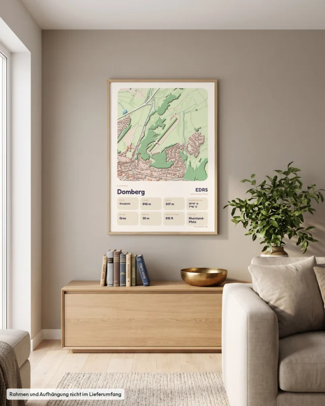 Poster Domberg im Stil Clay: Wohnzimmer – Sideboard mit Fliegerbüchern, Eiche