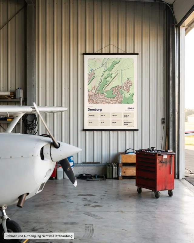 Poster Domberg im Stil Clay: Hangar Motorflug – Cessna-Nase, Posterleiste