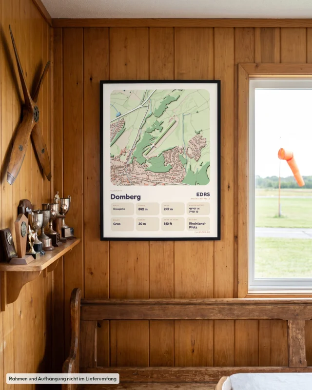 Poster Domberg im Stil Clay: Clubheim – Holzwand, Propeller, Windsack