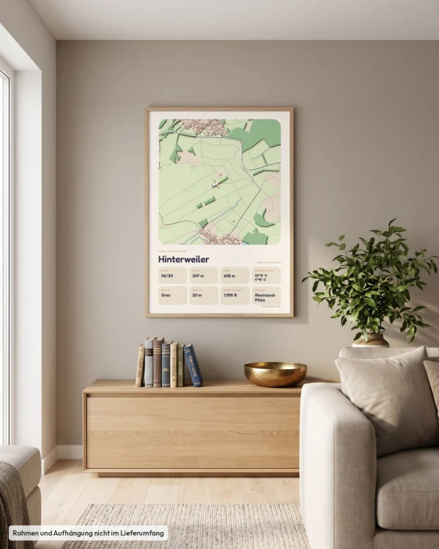Poster Hinterweiler im Stil Clay: Wohnzimmer – Sideboard mit Fliegerbüchern, Eiche
