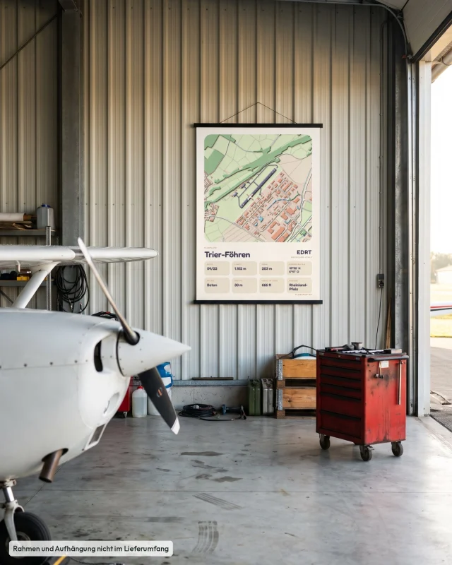 Poster Trier-Föhren im Stil Clay: Hangar Motorflug – Cessna-Nase, Posterleiste