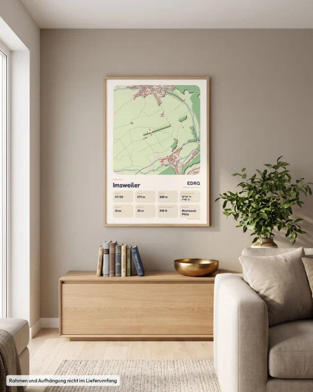 Poster Imsweiler im Stil Clay: Wohnzimmer – Sideboard mit Fliegerbüchern, Eiche
