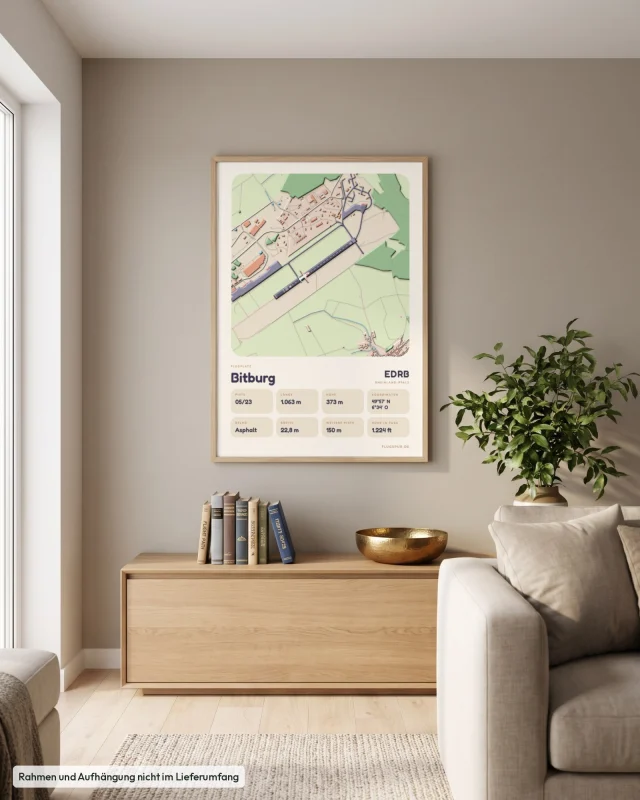 Poster Bitburg im Stil Clay: Wohnzimmer – Sideboard mit Fliegerbüchern, Eiche