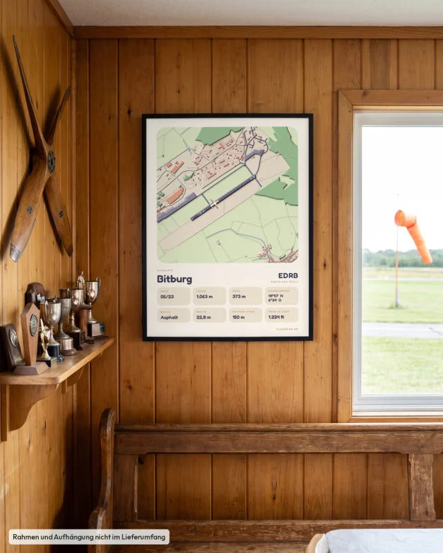 Poster Bitburg im Stil Clay: Clubheim – Holzwand, Propeller, Windsack