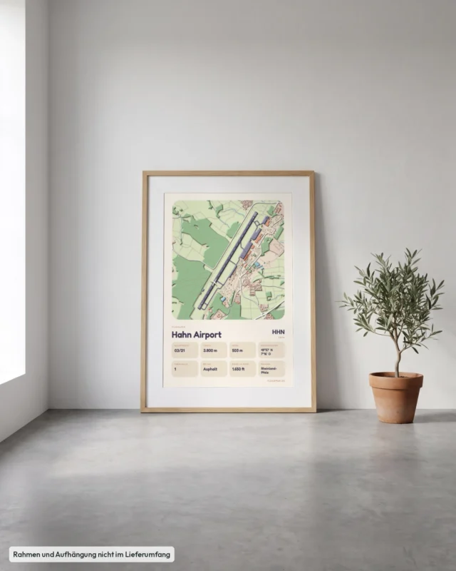 Poster Flughafen Hahn (HHN/EDFH) gerahmt, an die Wand gelehnt, Stil Clay