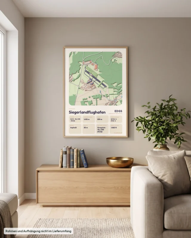 Poster Siegerlandflughafen im Stil Clay: Wohnzimmer – Sideboard mit Fliegerbüchern, Eiche