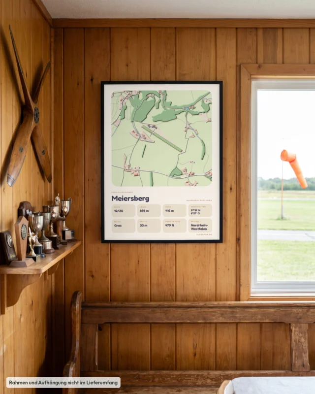 Poster Meiersberg im Stil Clay: Clubheim – Holzwand, Propeller, Windsack