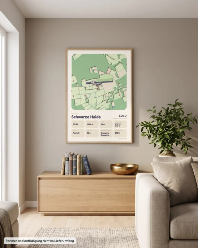 Poster Schwarze Heide im Stil Clay: Wohnzimmer – Sideboard mit Fliegerbüchern, Eiche