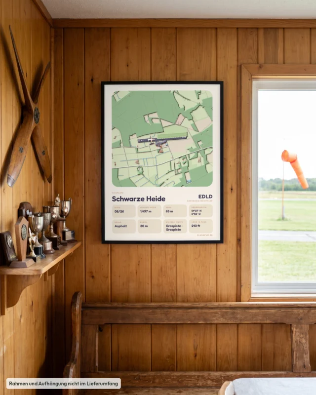 Poster Schwarze Heide im Stil Clay: Clubheim – Holzwand, Propeller, Windsack