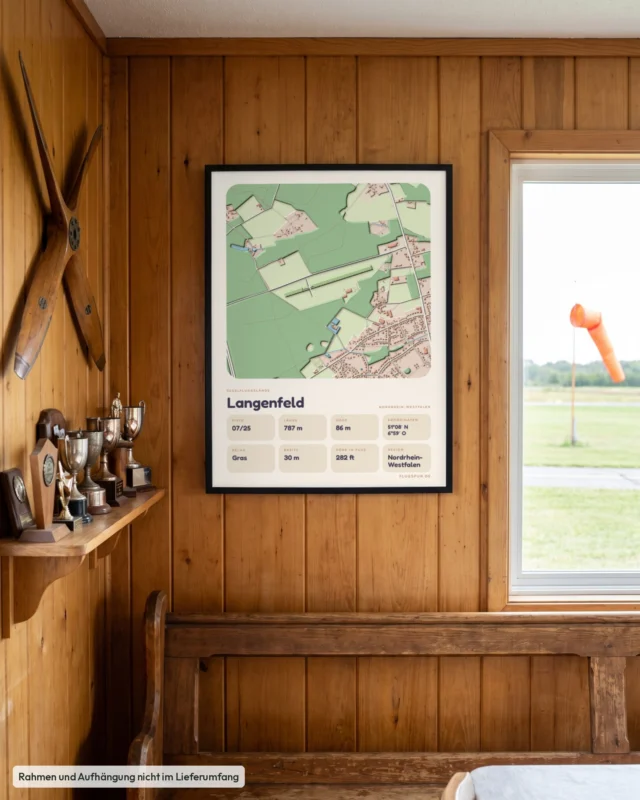 Poster Langenfeld im Stil Clay: Clubheim – Holzwand, Propeller, Windsack
