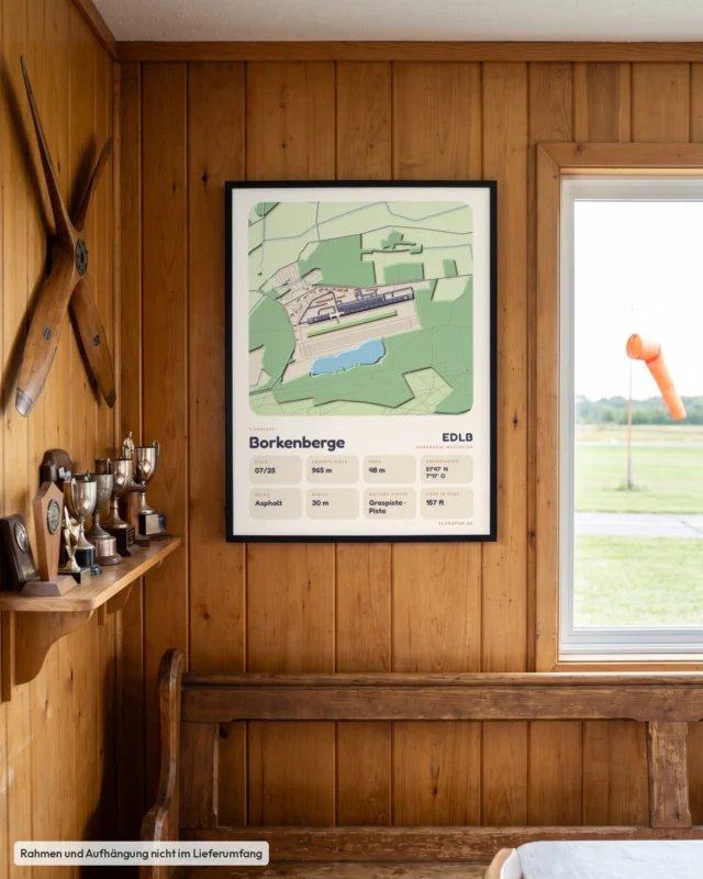 Poster Borkenberge im Stil Clay: Clubheim – Holzwand, Propeller, Windsack